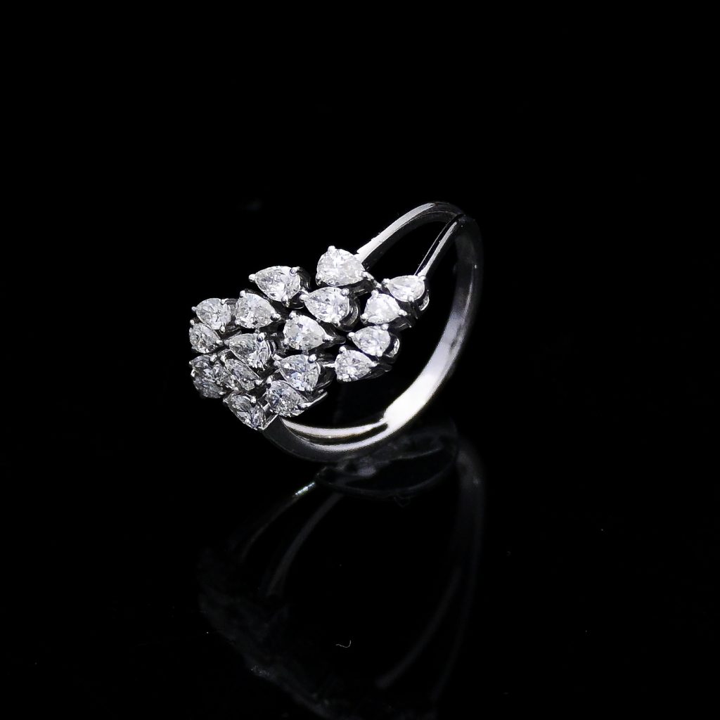 Diamond ring with natural diamonds
