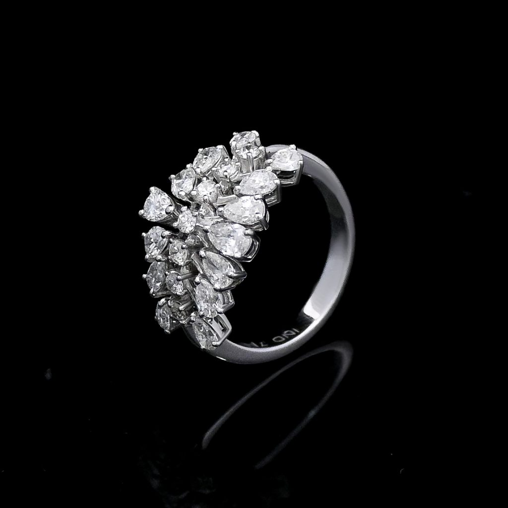 Diamond ring with natural diamonds
