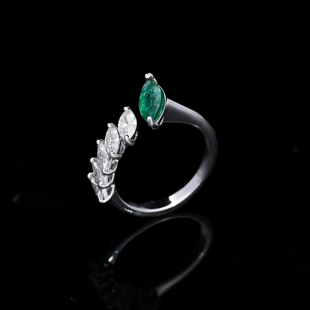 Color diamond ring emerald diamond