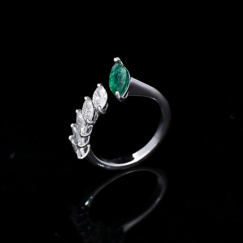 Color diamond ring emerald diamond