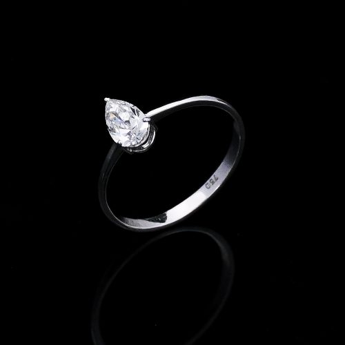 Diamond ring with natural diamonds