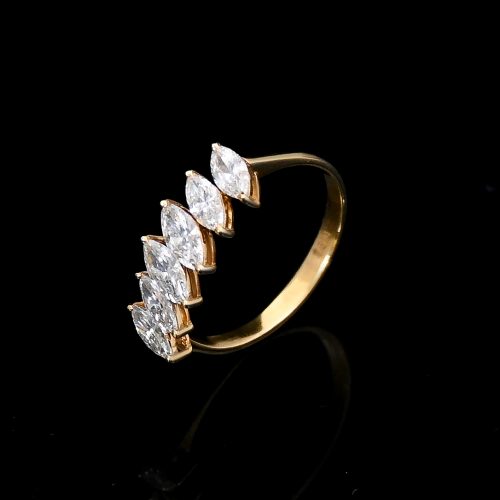 Diamond ring with natural diamonds