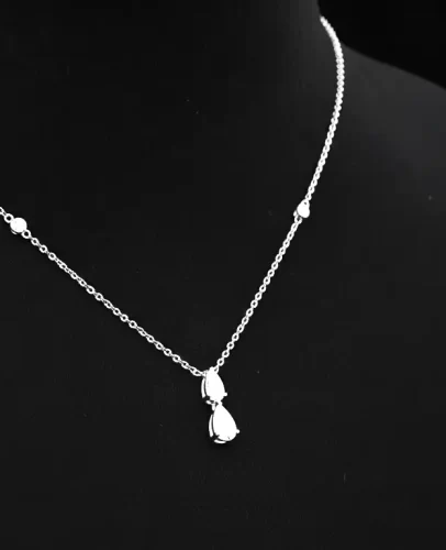 Women diamond pendant