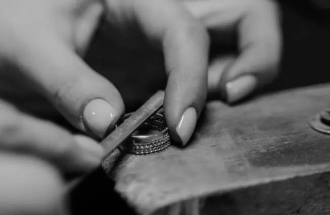 Dialmaz master jeweller hand-setting a diamond ring